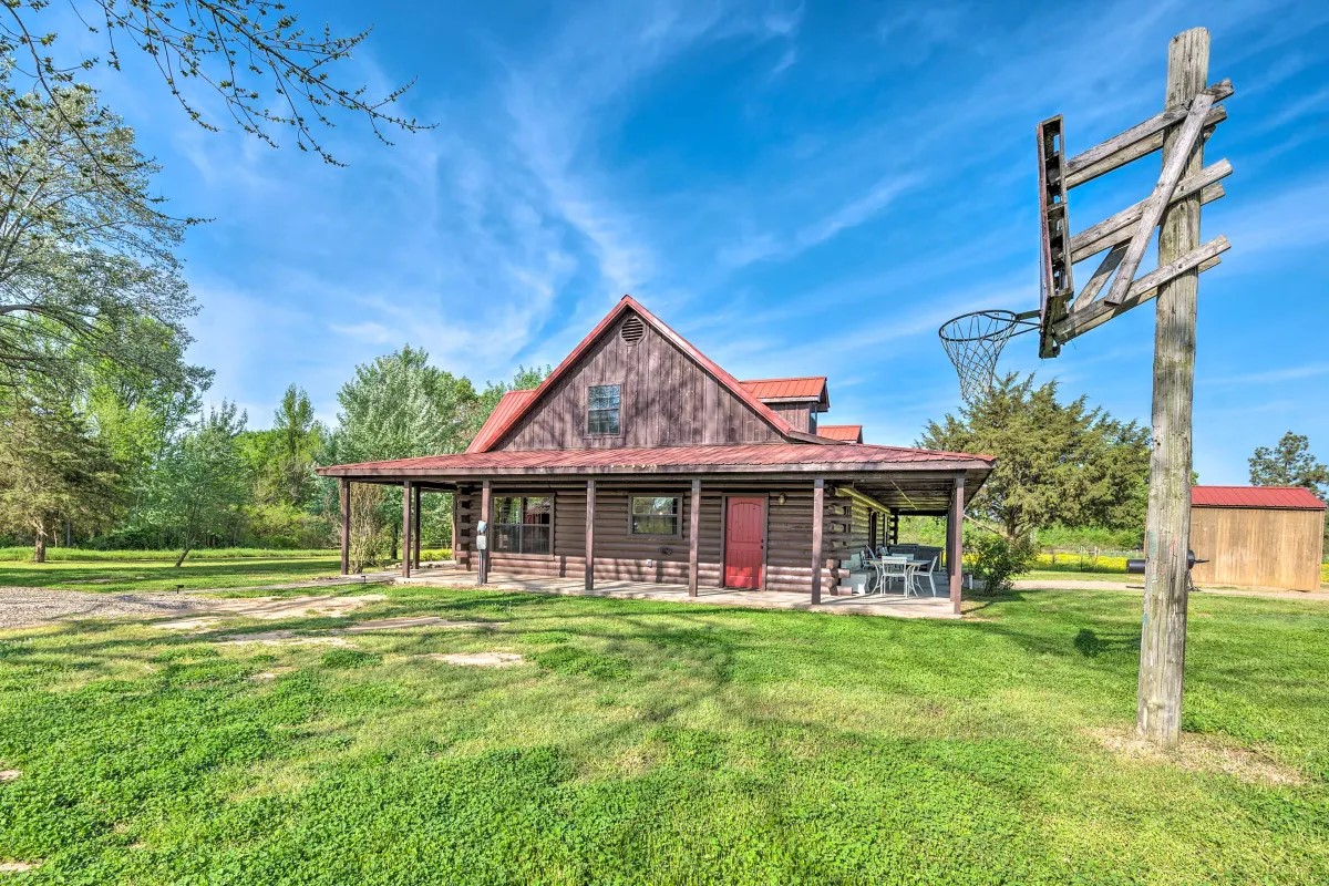 Whits End Cabin basketball goal