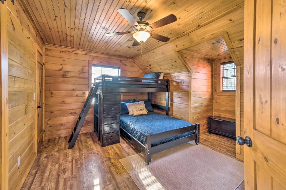 Whits End Cabin bunkbed room