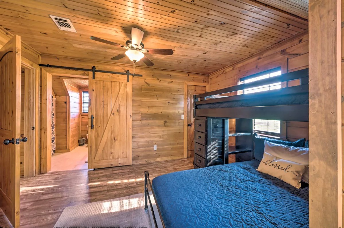 Whits End Cabin bunkbed room full view