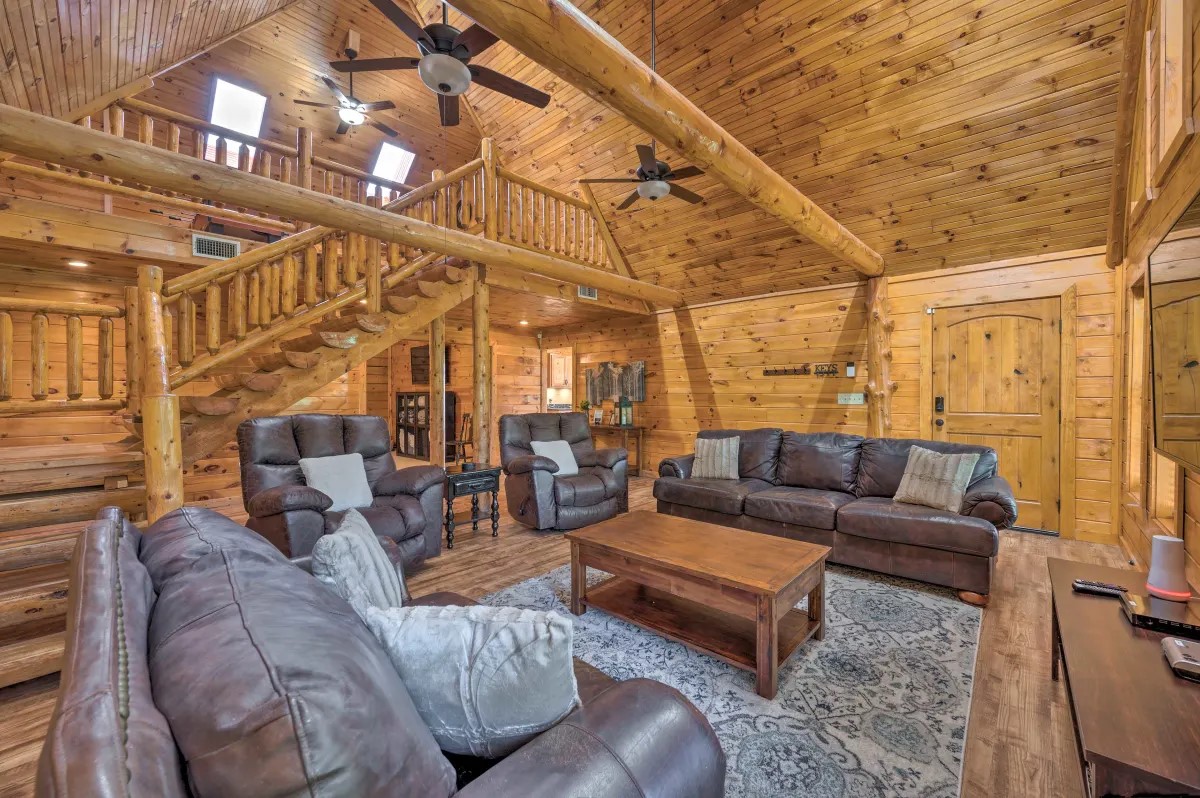 Whits End Cabin living room towards kitchen